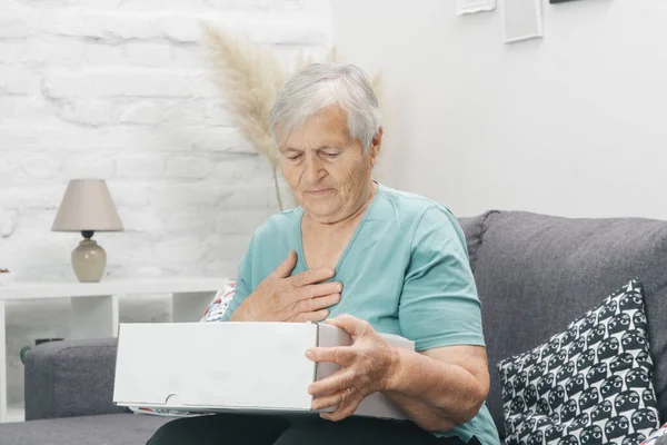 Oudere Vrouw Klant Ontvangt Pakket Doos Thuis — Stockfoto