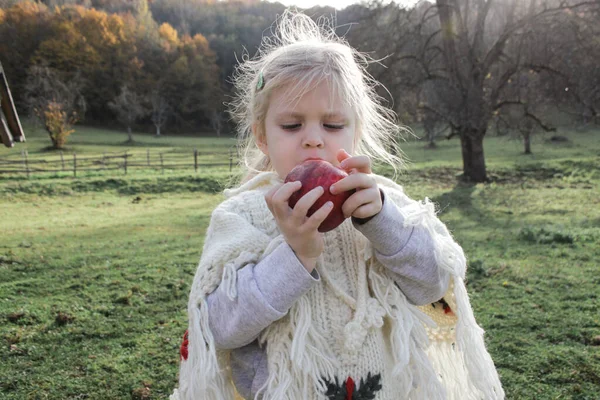 Roztomilé Strom Let Stará Dívka Jíst Červené Organické Jablko Otevřený — Stock fotografie