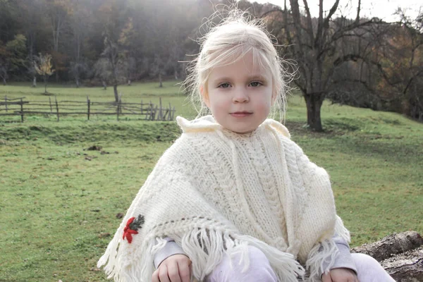 Adorável Menina Anos Área Rural Usando Poncho Estilo Vida Saudável — Fotografia de Stock