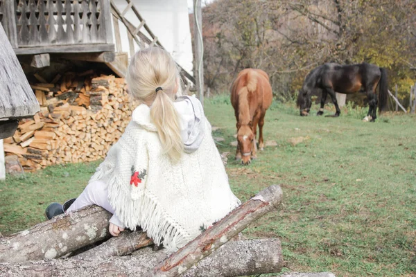 Schattig Jarig Meisje Het Platteland Met Wollen Poncho Gezonde Levensstijl — Stockfoto