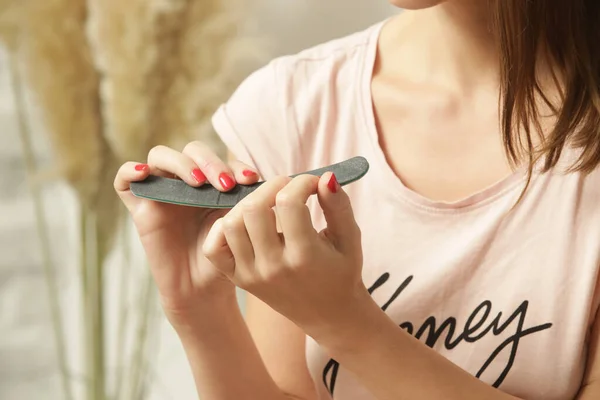 Een Jonge Vrouw Met Nagelvijl Thuis Home Manicure Nagelverzorging Concept — Stockfoto