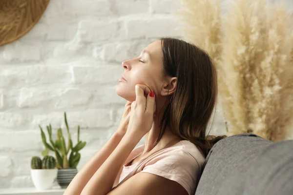 Mujer Joven Haciendo Masaje Lifting Facial Antienvejecimiento Casa Inicio Spa — Foto de Stock