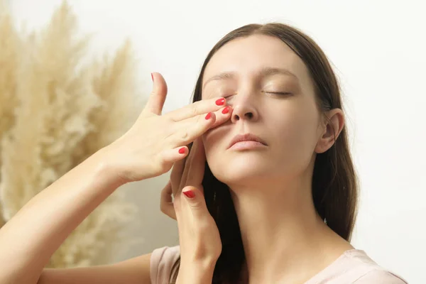 Mujer Joven Haciendo Masaje Lifting Facial Antienvejecimiento Casa Inicio Spa — Foto de Stock