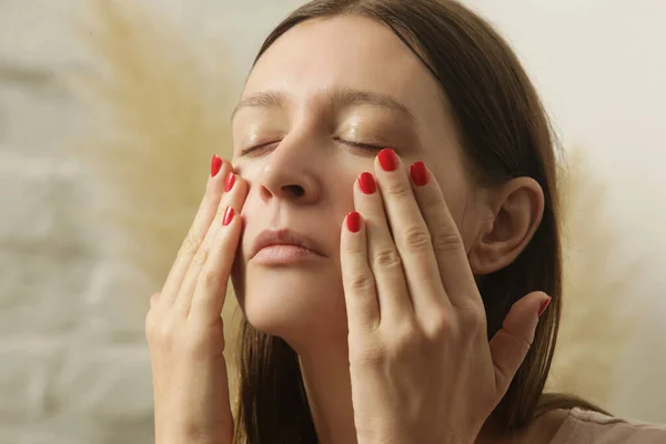 Mujer Joven Haciendo Masaje Lifting Facial Antienvejecimiento Casa Inicio Spa — Foto de Stock