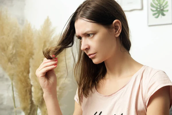 Kobieta Patrząc Jej Suche Splątane Końce Włosów — Zdjęcie stockowe
