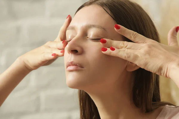 Mujer Joven Haciendo Masaje Lifting Facial Antienvejecimiento Casa Inicio Spa — Foto de Stock