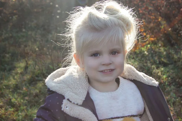 Retrato Otoño Una Linda Niña Rubia — Foto de Stock