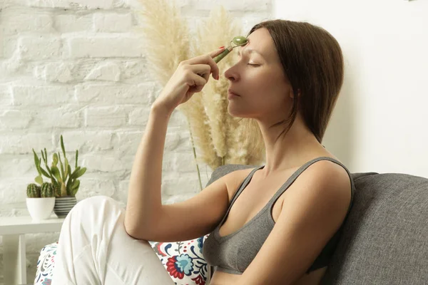 Gesichtsmassage Frau Benutzt Jade Gesichtswalze Zur Hautpflege Home Wellness Konzept — Stockfoto