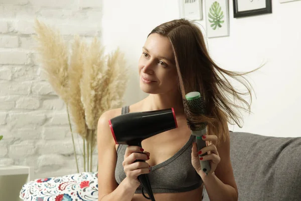 Jovem Morena Usando Secador Cabelo Casa — Fotografia de Stock