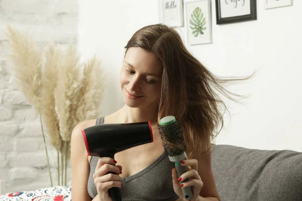 Jovem Morena Usando Secador Cabelo Casa — Fotografia de Stock