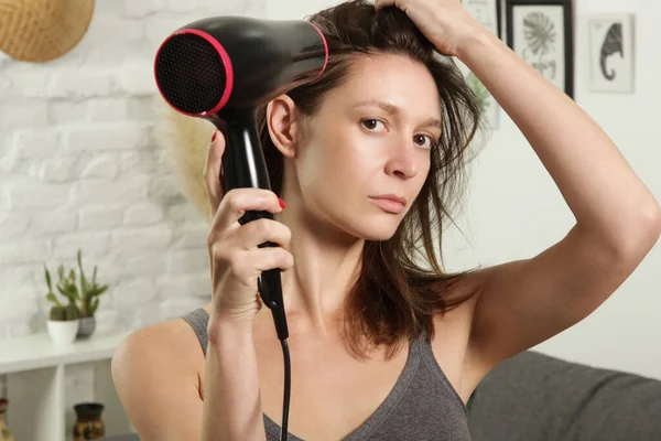 Mujer Morena Joven Usando Secador Pelo Casa — Foto de Stock