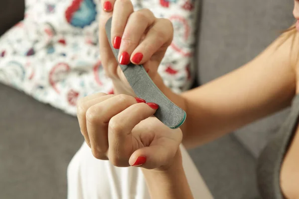 Jovem Usando Arquivo Unhas Casa Conceito Manicure Casa Cuidados Com — Fotografia de Stock