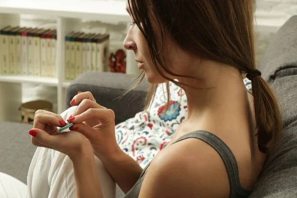 Junge Frau Benutzt Hause Nagelfeile Home Maniküre Und Nagelpflege Konzept — Stockfoto