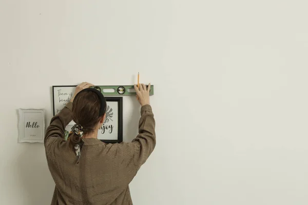 Mujer Organizando Marcos Imagen Pared Casa Nueva Concepto Mejora Del — Foto de Stock