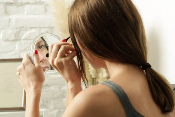 Joven Mujer Caucásica Sentada Sofá Casa Arrancándose Las Cejas — Foto de Stock