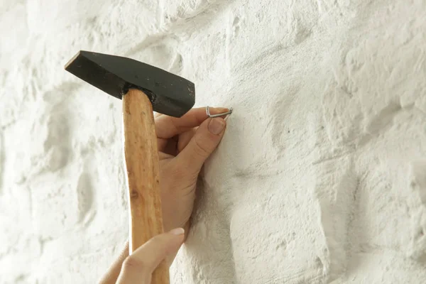 Mujer Joven Clavando Clavos Pared Mejora Del Hogar Concepto Diy —  Fotos de Stock