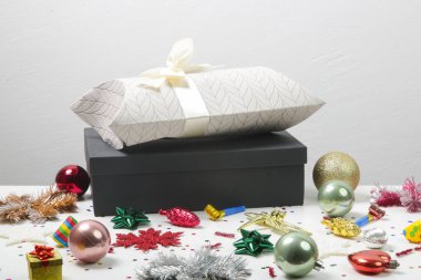 Masada Noel süsleriyle birlikte çeşitli hediye kutuları var. Kış bayramı kutlaması ve hediye konsepti. 