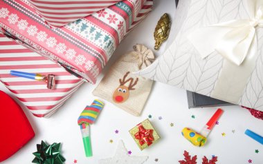 Masada Noel süsleriyle birlikte çeşitli hediye kutuları var. Kış bayramı kutlaması ve hediye konsepti. 