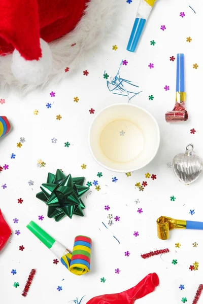 Kerst Nieuwjaar Decoraties Met Confetti Geschenkdozen Kerstman Hoed Party Blow — Stockfoto