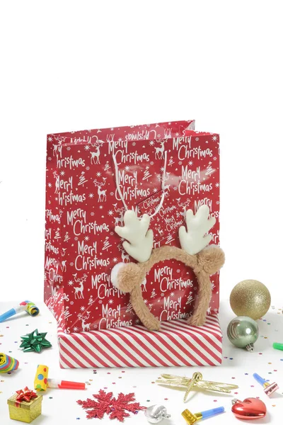 Verschiedene Geschenkboxen Auf Dem Tisch Mit Weihnachtsschmuck Winterfest Und Schenkungskonzept — Stockfoto