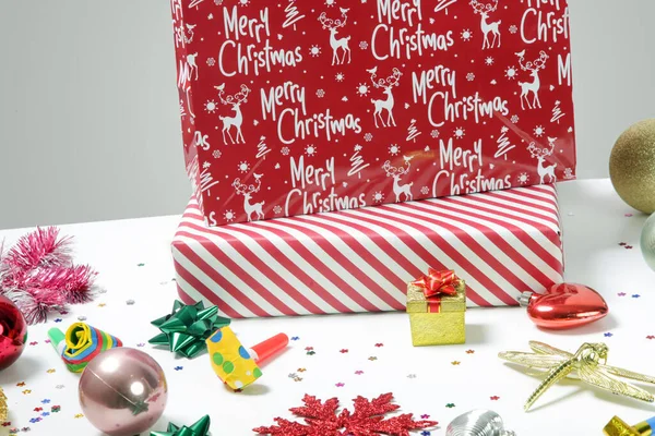 クリスマスの装飾が施されたテーブルの上の様々なギフトボックス 冬の休日のお祝いと贈り物のコンセプト — ストック写真