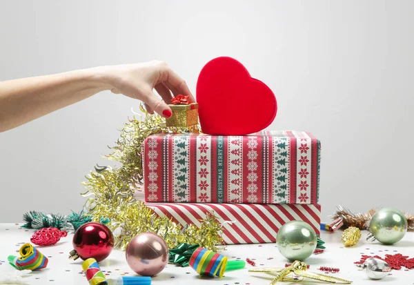 Різні Подарункові Коробки Столі Різдвяними Прикрасами Святкування Зимового Свята Концепція — стокове фото