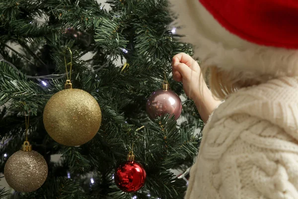 Menina Criança Pequena Decorando Árvore Natal — Fotografia de Stock