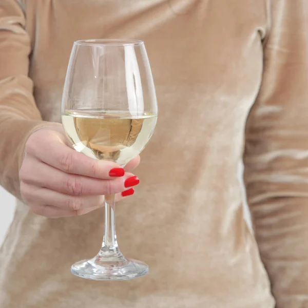 白ワインのグラスを持っている女性のイメージを閉じます — ストック写真