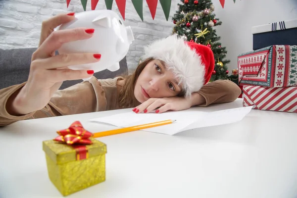 Jovencita Triste Santa Sombrero Mirando Hucha Vacía Gastos Regalos Navidad — Foto de Stock