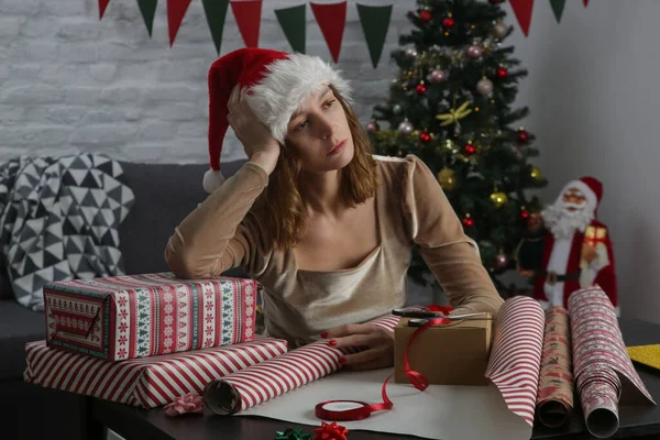 Mujer Frustrada Deprimida Envolviendo Cajas Regalo Navidad Concepto Estrés Vacaciones — Foto de Stock