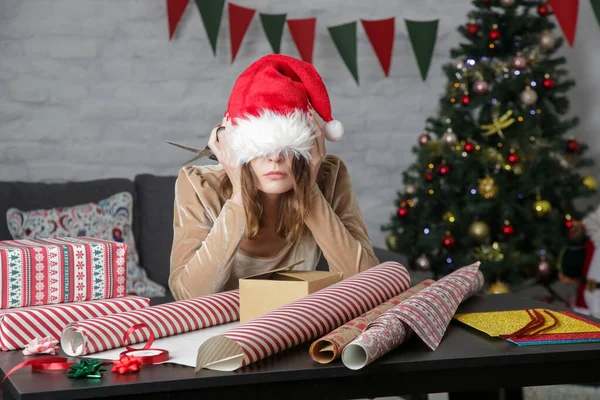 Mujer Frustrada Deprimida Envolviendo Cajas Regalo Navidad Concepto Estrés Vacaciones Imágenes de stock libres de derechos