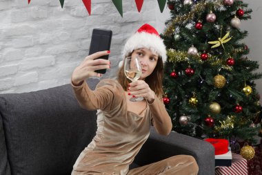 Evde yalnız başına genç bir kadın Noel ya da yeni yıl arifesini kutluyor..