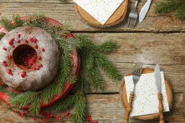 Kırsal ahşap masada kırmızı böğürtlenlerle süslenmiş kek..