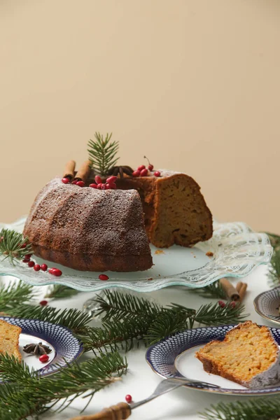 Festive Christmas Table Setup Slices Bundt Cake Plates — Stock Photo, Image