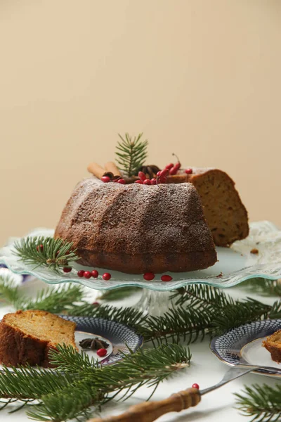 Festive Christmas Table Setup Slices Bundt Cake Plates — Stock Photo, Image