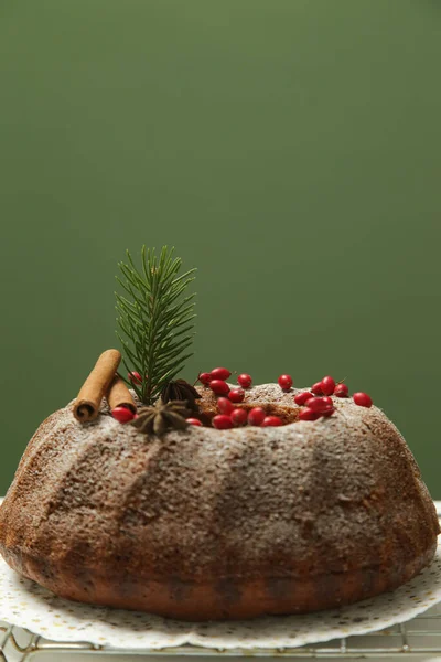 Bundt Kuchen Mit Roten Beeren Auf Dem Festlichen Grünen Hintergrund — Stockfoto