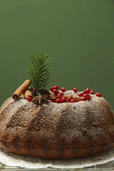 Bundt Kuchen Mit Roten Beeren Auf Dem Festlichen Grünen Hintergrund — Stockfoto