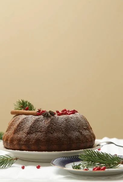 Festlich Dekorierter Bündelkuchen Mit Roten Beeren Auf Hellockerfarbenem Hintergrund — Stockfoto