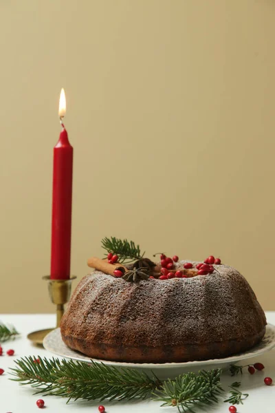 Festlich Dekorierter Bündelkuchen Mit Roten Beeren Auf Hellockerfarbenem Hintergrund — Stockfoto