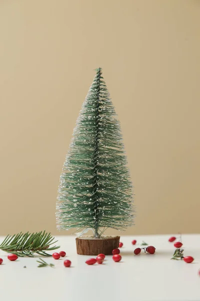 Lindo Árbol Navidad Con Bayas Rojas Alrededor Estudio Sobre Fondo — Foto de Stock