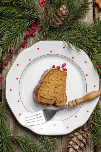 Ein Stück Kuchen Auf Dem Teller Festlichen Winterlichen Weihnachtsgesteck — Stockfoto