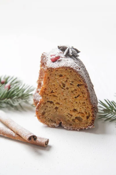 Piece Bundt Cake Festive Wintery Christmas Arrangement — Stock Photo, Image