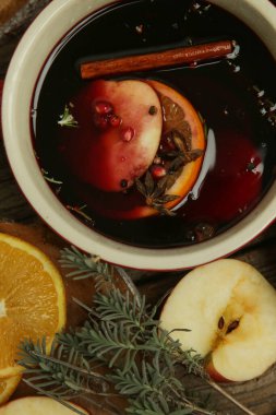 Baharatlı, içinde malzemeler olan bir şarap. Bir demlik sıcak şarap, geleneksel noel içeceği..