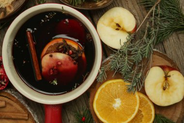 Baharatlı, içinde malzemeler olan bir şarap. Bir demlik sıcak şarap, geleneksel noel içeceği..