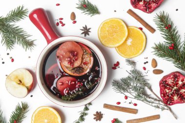 Baharatlı, içinde malzemeler olan bir şarap. Bir demlik sıcak şarap, geleneksel noel içeceği..
