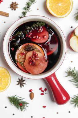 Baharatlı, içinde malzemeler olan bir şarap. Bir demlik sıcak şarap, geleneksel noel içeceği..