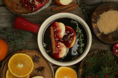 Baharatlı, içinde malzemeler olan bir şarap. Bir demlik sıcak şarap, geleneksel noel içeceği..