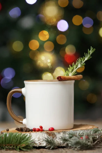 Taza Cerámica Blanca Blanco Arreglo Festivo Con Luz Bokeh Árbol — Foto de Stock