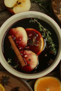 Baharatlı, içinde malzemeler olan bir şarap. Bir demlik sıcak şarap, geleneksel noel içeceği..