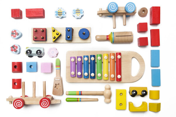 Красочные деревянные детские экологически чистые, экологичные игрушки, плоский лежал на белом фоне